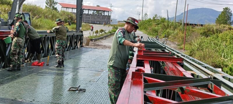 Personel TNI dari Satgas Gulbencal Kodam Iskandar Muda melakukan pengecatan tahap akhir Jembatan Bailey di Desa Karang Rejo, Kecamatan Bukit, Kabupaten Bener Meriah, sebagai proses finishing sebelum jembatan difungsikan untuk memulihkan akses transportasi masyarakat.(25/2/2026).