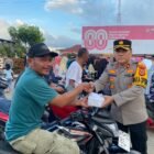 Personel Polres Aceh Utara bersama Bhayangkari membagikan paket takjil gratis kepada pengguna jalan di depan Mapolres Aceh Utara, Lhoksukon, Kamis (26/2/2026), sebagai wujud kepedulian dan pelayanan humanis Polri di bulan suci Ramadan.