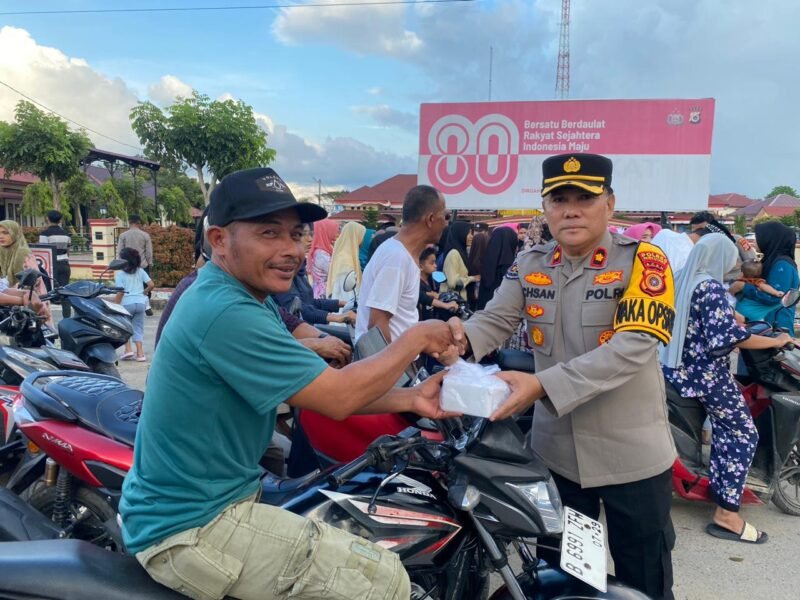 Personel Polres Aceh Utara bersama Bhayangkari membagikan paket takjil gratis kepada pengguna jalan di depan Mapolres Aceh Utara, Lhoksukon, Kamis (26/2/2026), sebagai wujud kepedulian dan pelayanan humanis Polri di bulan suci Ramadan.