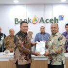 Direktur Utama Bank Aceh Syariah, Fadhil Ilyas, menerima Laporan Hasil Audit (LHA) dengan opini Wajar Tanpa Pengecualian (WTP) dari KAP Heliantono & Rekan di Gedung Action Center, Banda Aceh, sebagai bentuk penguatan transparansi dan akuntabilitas laporan keuangan tahun buku 2025.(13/1/2026)