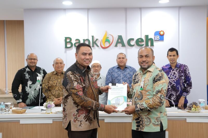 Direktur Utama Bank Aceh Syariah, Fadhil Ilyas, menerima Laporan Hasil Audit (LHA) dengan opini Wajar Tanpa Pengecualian (WTP) dari KAP Heliantono & Rekan di Gedung Action Center, Banda Aceh, sebagai bentuk penguatan transparansi dan akuntabilitas laporan keuangan tahun buku 2025.(13/1/2026)