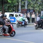 Personel Ditlantas Polda Aceh bersama Polresta Banda Aceh melakukan survei dan evaluasi durasi traffic light di Simpang Fakultas Ekonomi Universitas Syiah Kuala, Jumat (27/2/2026), guna meningkatkan kelancaran serta keselamatan arus lalu lintas di kawasan pendidikan Kota Banda Aceh.