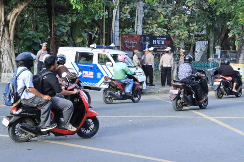Personel Ditlantas Polda Aceh bersama Polresta Banda Aceh melakukan survei dan evaluasi durasi traffic light di Simpang Fakultas Ekonomi Universitas Syiah Kuala, Jumat (27/2/2026), guna meningkatkan kelancaran serta keselamatan arus lalu lintas di kawasan pendidikan Kota Banda Aceh.