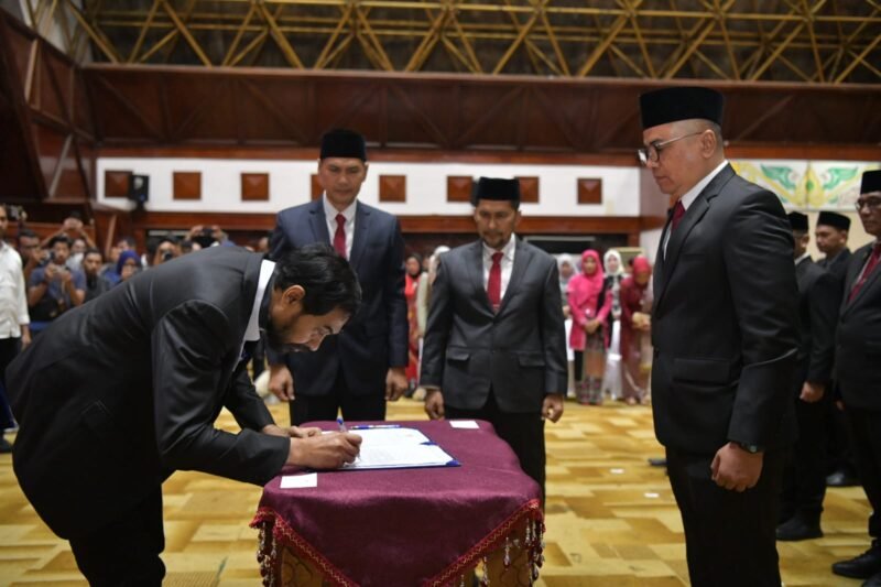 Gubernur Aceh, Muzakir Manaf melaksanakan pengambilan sumpah dan melantik pejabat pimpinan tinggi pratama Eselon II dilingkungan Pemerintah Aceh, Banda Aceh, Anjong Monmata, Jumat, 27/02/2026