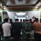 Personel TNI bersama masyarakat melaksanakan Shalat Tarawih dan Witir berjamaah dengan khusyuk di Mushalla Al Fattah Kodim 0101/KBA, Banda Aceh, dalam rangka mempererat silaturahmi dan meningkatkan keimanan di bulan suci Ramadhan 1447 H.(27/2/2026)