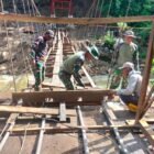 Personel TNI bersama masyarakat melanjutkan pengerjaan konstruksi Jembatan Gantung Dusun Gantung Langit, Desa Burni Bius, Kabupaten Aceh Tengah, yang saat ini telah mencapai progres 51,8 persen.(27/2/2026).