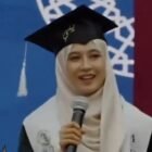 Mahasiswi Indonesia asal Agam, Sumatera Barat, Yelly Putriyani, menyampaikan pidato mewakili mahasiswa asing dalam wisuda akbar Universitas Al-Azhar, Kairo, Mesir, momen yang mengharukan dan menjadi sorotan media internasional.(31/01/2026).