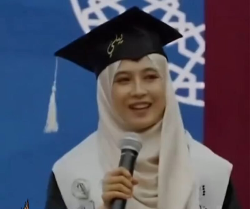 Mahasiswi Indonesia asal Agam, Sumatera Barat, Yelly Putriyani, menyampaikan pidato mewakili mahasiswa asing dalam wisuda akbar Universitas Al-Azhar, Kairo, Mesir, momen yang mengharukan dan menjadi sorotan media internasional.(31/01/2026).