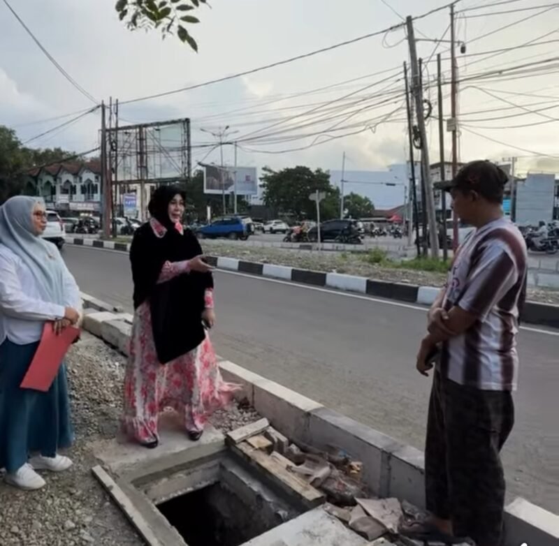Wali Kota Banda Aceh Illiza Sa’aduddin Djamal memantau di salah satu ruas jalan dan drainase di Banda Aceh, (31/01/2026).