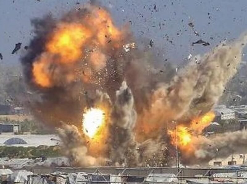 Warga Palestina memeriksa puing-puing tenda pengungsian di Khan Younis usai serangan udara Israel yang menewaskan puluhan orang, termasuk perempuan dan anak-anak, Sabtu (31/1/2026).