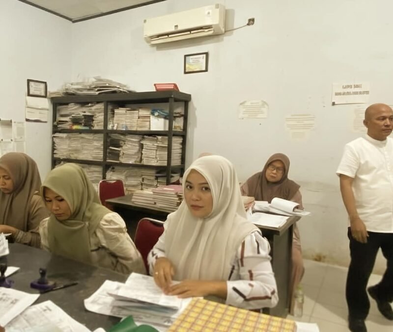 Warga Aceh Utara memadati Kantor Disdukcapil di Landeng, Lhoksukon, untuk mengurus dokumen kependudukan yang hilang akibat banjir besar November 2025 lalu.(2/2/2026).