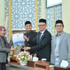 Juru Bicara Fraksi Gerindra DPRK Banda Aceh, Mehran Gara R, menyampaikan pandangan umum fraksi terhadap Rancangan APBK Banda Aceh Tahun Anggaran 2026 dalam Rapat Paripurna di Gedung DPRK Banda Aceh, Selasa (11/11/2025).