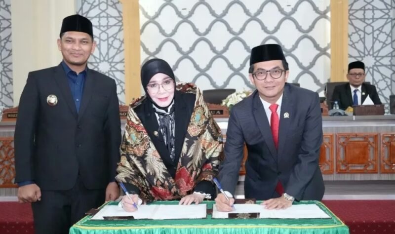 Wali Kota Banda Aceh Illiza Sa’aduddin Djamal menandatangani berita acara persetujuan bersama Raqan APBK Banda Aceh Tahun Anggaran 2026 dalam sidang paripurna DPRK, Rabu (26/11/2025).