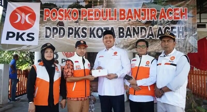 Ketua Fraksi PKS DPRK Banda Aceh, Tuanku Muhammad, menyerahkan bantuan hasil pemotongan gaji anggota fraksi melalui Posko Peduli Banjir Aceh DPD PKS Banda Aceh, Senin (1/12/2025).