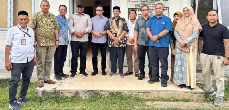 Ketua MWA USK Safrizal ZA menggenggam tangan Rektor terpilih Prof Mirza bersama Rektor saat ini Prof Marwan dalam acara meuramin veteriner FKH USK, Rabu (4/2/2026), sebagai simbol transisi kepemimpinan yang sejuk dan penuh persatuan.