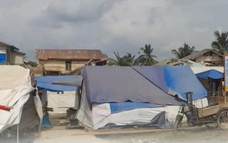 Pengungsi korban banjir Aceh Tamiang masih bertahan di tenda darurat sambil menunggu kepastian tempat tinggal, meski diminta mengosongkan lokasi paling lambat 16 Februari 2026.(3/2/2026)