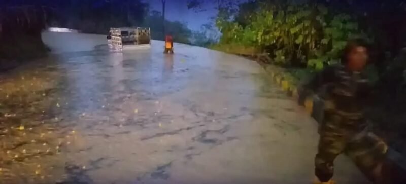 Kondisi ruas jalan nasional Blangkejeren–Kutacane yang terendam banjir dan lumpur akibat hujan deras di Desa Palok, Kecamatan Blangkejeren, Kabupaten Gayo Lues, Rabu (4/2/2026) malam.