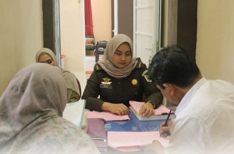 Tersangka kasus peredaran obat keras ilegal saat digiring petugas Kejari Aceh Barat Daya usai proses Tahap II, Rabu (4/2/2025).