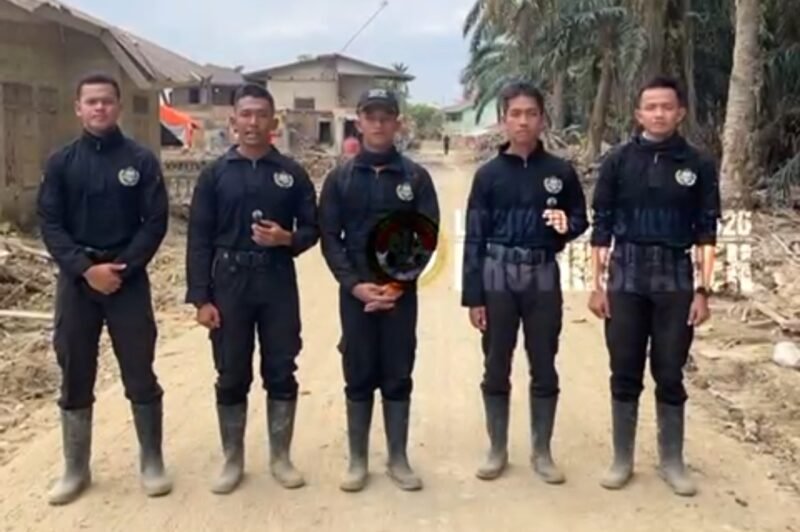 Taruna Akademi Kepolisian (Akpol) peserta Latsitardanus bersama warga membersihkan lumpur di kawasan Pasar Bawah Aceh Tamiang sebagai bentuk kepedulian sosial dan empati pascabencana, Rabu (4/2/2026).