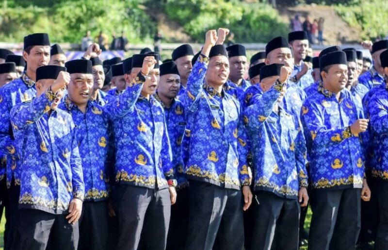 Bupati Aceh Tengah Drs. Haili Yoga, M.Si memimpin pengambilan sumpah dan pelantikan 3.242 PPPK Paruh Waktu di Lapangan Musara Alun Takengon, Kamis (05/02/2026).