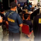 Petugas Badan Narkotika Nasional (BNN) menunjukkan barang bukti sabu seberat 160 kilogram yang berhasil diamankan dari jaringan narkotika internasional di Aceh, Kamis (5/2/2026).