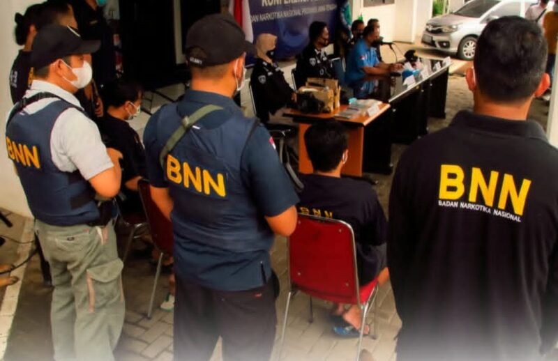 Petugas Badan Narkotika Nasional (BNN) menunjukkan barang bukti sabu seberat 160 kilogram yang berhasil diamankan dari jaringan narkotika internasional di Aceh, Kamis (5/2/2026).
