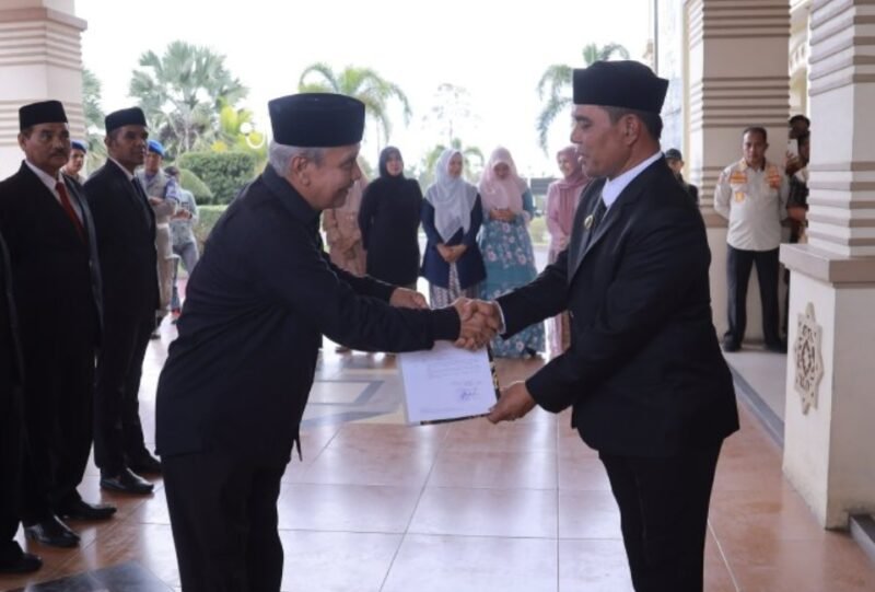 Bupati Aceh Besar Muharram Idris menyerahkan SK Plt Direktur Utama PDAM Tirta Mountala kepada Ir. Yusmadi, MM, di Kota Jantho, Kamis (5/2/2026).