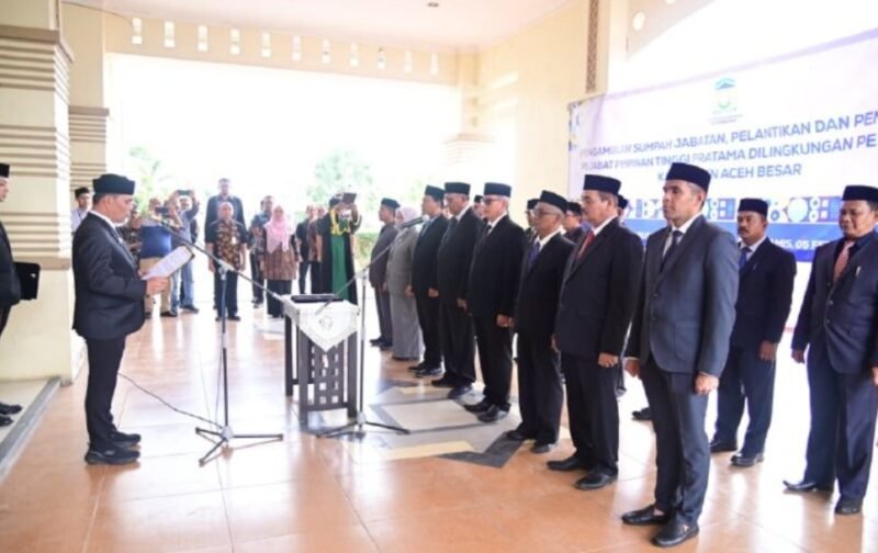Bupati Aceh Besar, H. Muharram Idris, melantik dan mengukuhkan sejumlah Pejabat Pimpinan Tinggi Pratama di lingkungan Pemerintah Kabupaten Aceh Besar, Selasa (05/02/2026). FOTO/MC ACEH BESAR