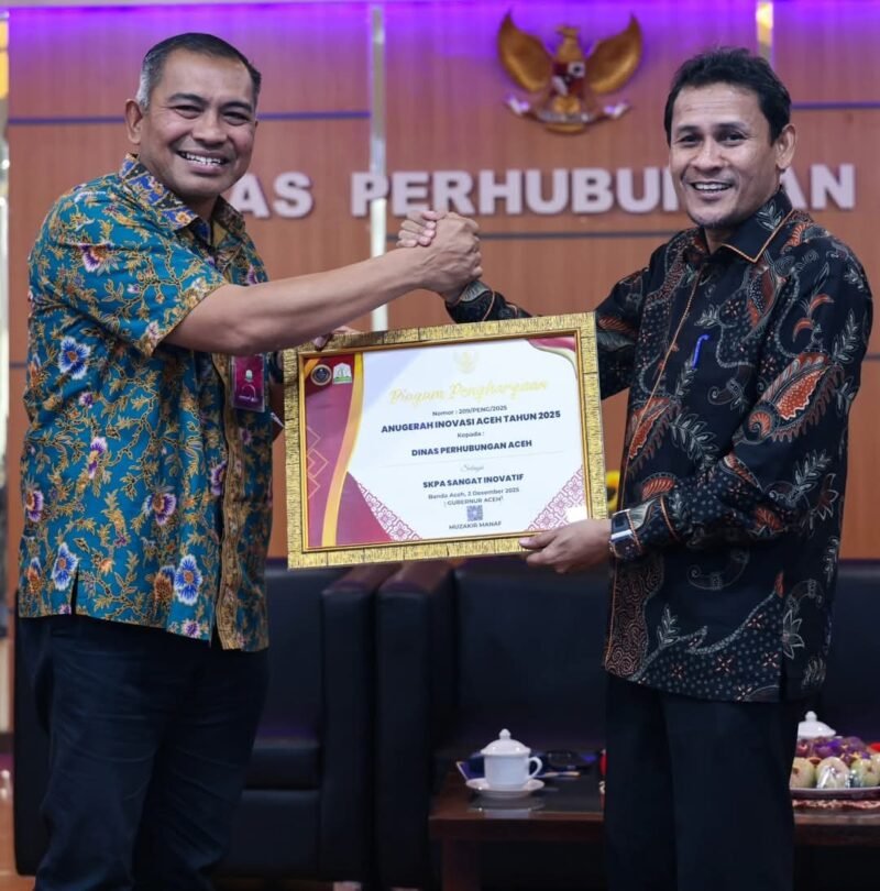 Plh Kepala Bappeda Aceh Zulkifli menyerahkan penghargaan Anugerah Inovasi Aceh 2025 kepada Dinas Perhubungan Aceh atas capaian tiga kategori penghargaan, termasuk Inovasi Aceh Terbaik melalui Aplikasi Trans Koetaradja, Kamis (5/2/2026).