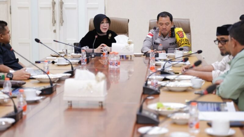 Forkopimda Kota Banda Aceh menggelar rapat koordinasi pengamanan Natal dan Tahun Baru (Nataru) di Pendopo Wali Kota Banda Aceh, Rabu (24/12/2025), sekaligus mengeluarkan seruan bersama larangan perayaan Tahun Baru 2026.