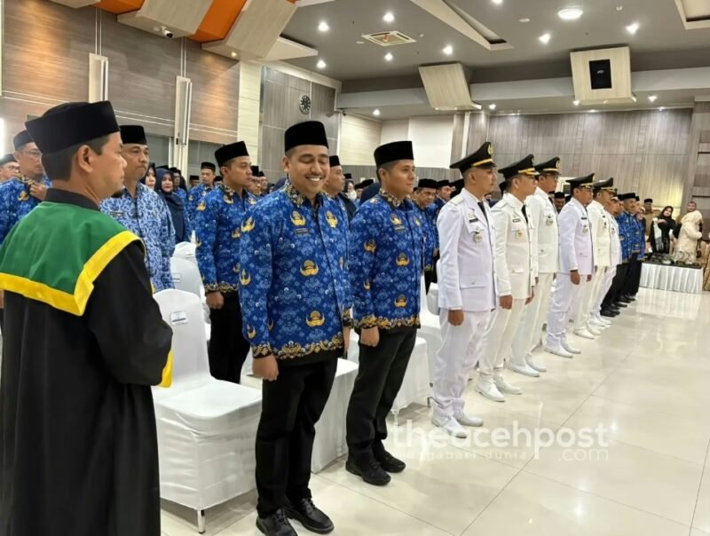 Wali Kota Banda Aceh Illiza Sa’aduddin Djamal melantik 92 pejabat eselon III di Balai Kota Banda Aceh, Senin (3/11/2025).