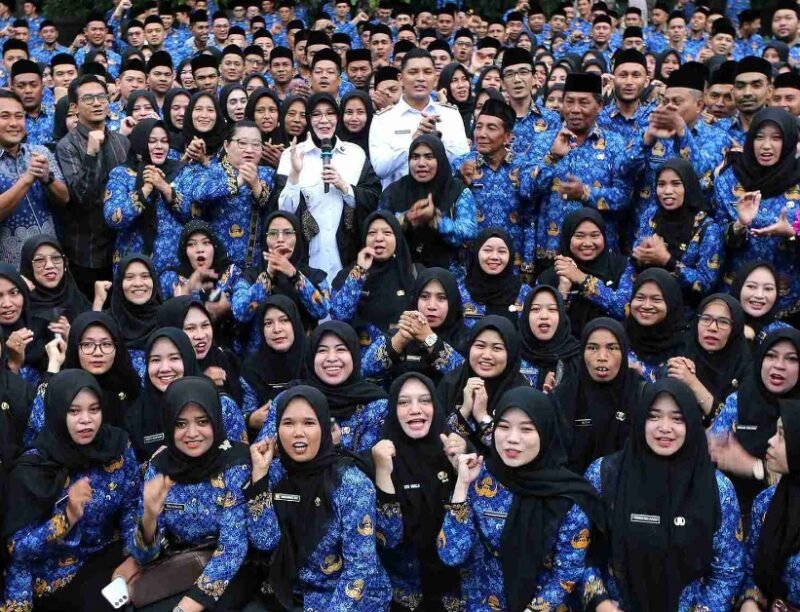 Wali Kota Banda Aceh Illiza Sa’aduddin Djamal menyerahkan Surat Keputusan (SK) kepada PPPK Pemko Banda Aceh saat pelantikan 1.149 PPPK di halaman Balai Kota Banda Aceh, Rabu (15/10/2025).