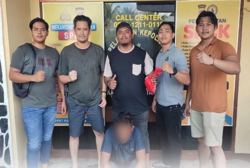 Petugas Satreskrim Polres Aceh Jaya mengamankan terduga pelaku perampasan emas milik lansia beserta barang bukti lima mayam emas di Mapolres Aceh Jaya, Jumat (6/2/2026).