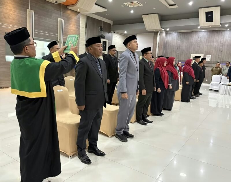 Wali Kota Banda Aceh Illiza Sa’aduddin Djamal melantik dan mengukuhkan 17 pejabat eselon II Pemko Banda Aceh di Aula Balai Kota, Senin (6/10/2025). Pelantikan tersebut menegaskan komitmen penguatan birokrasi yang kolaboratif, inovatif, dan berintegritas.