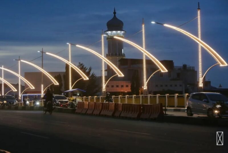 Petugas DLHK3 Banda Aceh melakukan pemasangan lampu LED penerangan jalan umum di salah satu ruas jalan protokol, sebagai upaya Pemko Banda Aceh meningkatkan keamanan, keselamatan, dan kenyamanan warga pada malam hari.(2/10/2025)
