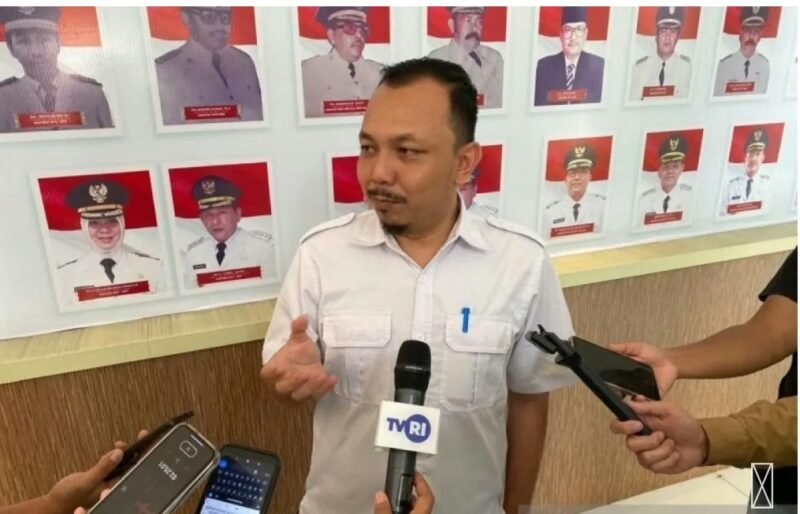 Juru Bicara Pemkot Banda Aceh, Tomi Mukhtar, saat memberikan keterangan pers terkait komitmen pemerintah kota dalam membuka ruang ekspresi seni dan budaya di Banda Aceh.(25/10/2025).