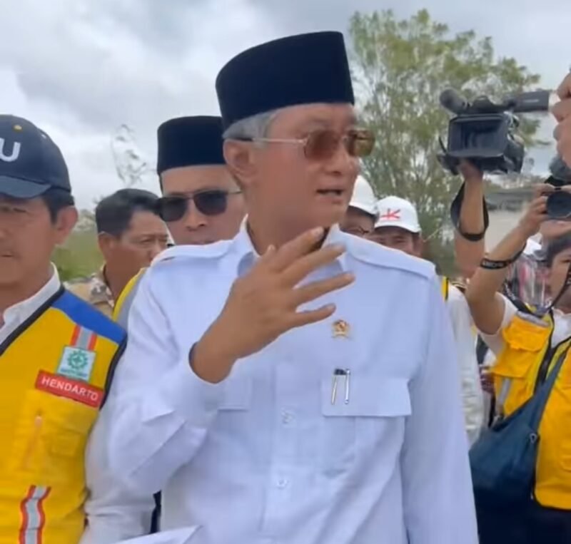 Menteri Pekerjaan Umum Dody Hanggodo dievakuasi menjauh dari lokasi saat tanah tiba-tiba runtuh ketika meninjau retakan mirip sinkhole di Pondok Balek, Aceh Tengah, Jumat (6/2/2026).