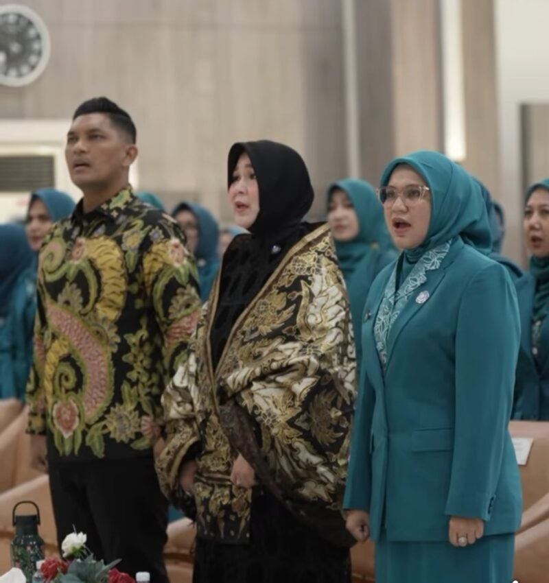 Wali Kota Banda Aceh Illiza Sa’aduddin Djamal bersama para Ketua Tim Penggerak PKK Kecamatan se-Kota Banda Aceh yang baru dilantik, Jumat (6/2/2026).
