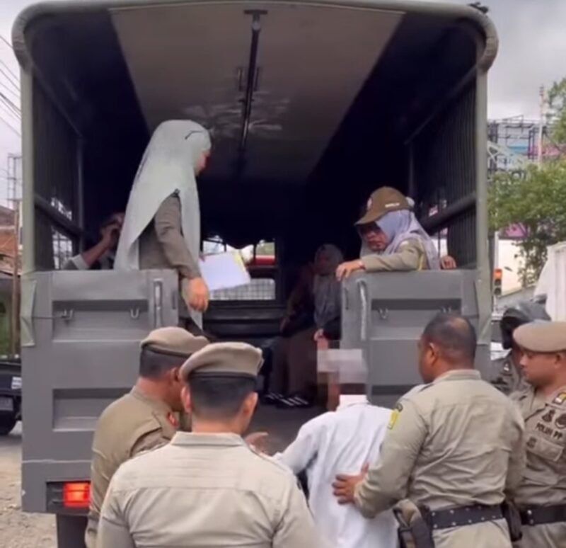 Petugas Satpol PP dan Wilayatul Hisbah Aceh mengamankan gelandangan dan pengemis saat patroli ketertiban umum di sejumlah wilayah Banda Aceh, Jumat (6/2/2026).