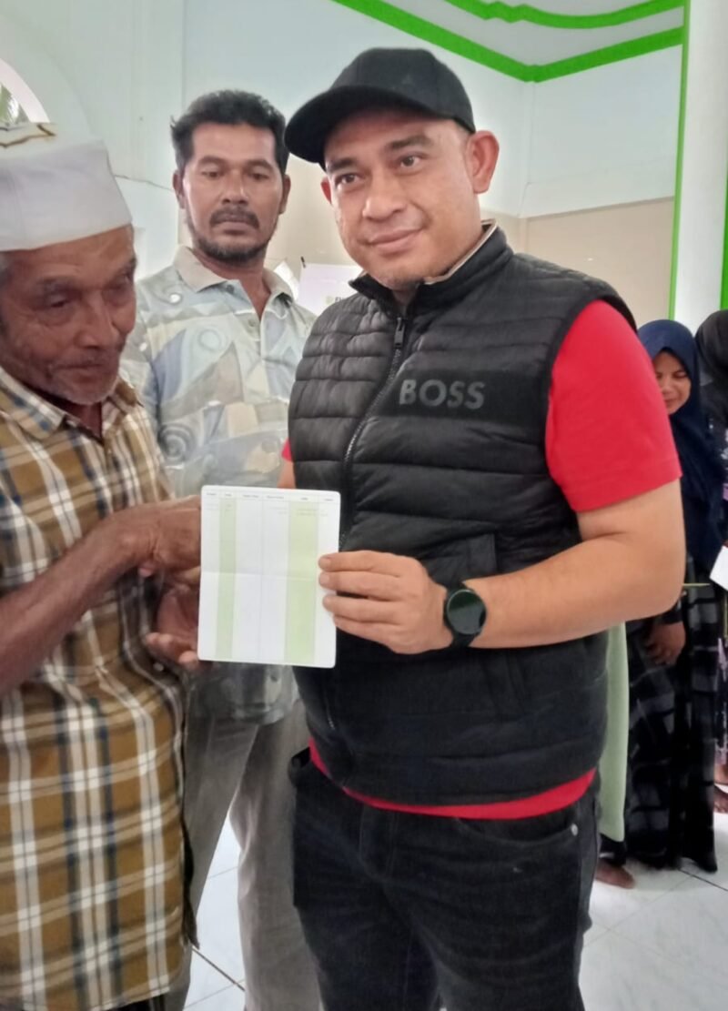 Camat Kota Juang Doli Mardian, SE, MSM menghadiri penyaluran bantuan non tunai (BaNTu) dari FH Indonesia kepada masyarakat Kecamatan Peusangan yang berlangsung di Meunasah Desa Pante Lhong, Jumat (6/2/2026).