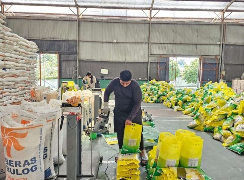Petugas Bulog menunjukkan stok beras di Gudang Bulog Sabang yang dipastikan aman dan mencukupi kebutuhan masyarakat hingga Idulfitri 2026.(6/2/2026)