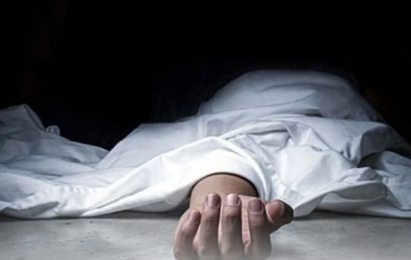 Petugas kepolisian mengevakuasi jenazah Marudut Hutapea (60) yang ditemukan meninggal dunia di gubuk kebun kemiri di Desa Bukit Bintang Indah, Kecamatan Leuser, Aceh Tenggara.(7/2/2026)