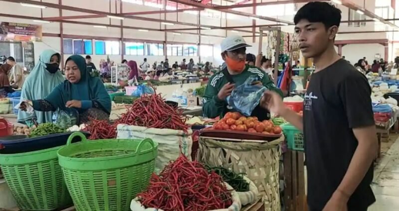 Sekda Banda Aceh Jalaluddin saat melakukan inspeksi mendadak ke salah satu pasar tradisional di Banda Aceh guna memantau harga dan ketersediaan bahan pangan menjelang pelaksanaan Gerakan Pangan Murah.(29/11/2025).