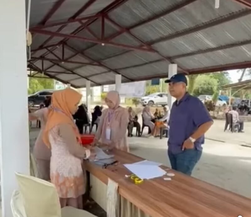 Plt Kepala Dinas Pendidikan Aceh, Murthala Murthalamuddin, meninjau langsung pelaksanaan Seleksi Penerimaan Murid Baru (SPMB) di SMAN Unggul Aceh Timur, Minggu (8/2/2026), sebagai bentuk komitmen memastikan proses seleksi berjalan transparan dan bermutu.