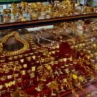 Aktivitas jual beli emas di salah satu toko emas di Kota Lhokseumawe. Harga emas pada Minggu (8/2/2026) bertahan di angka Rp8.150.000 per mayam.