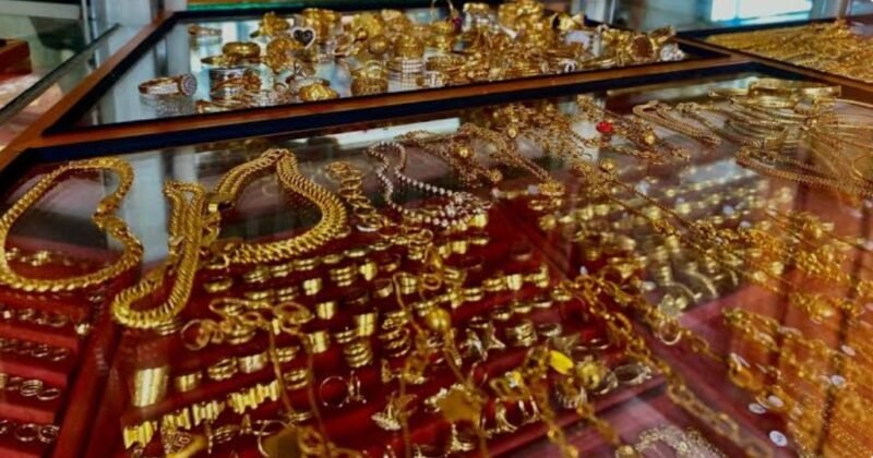 Aktivitas jual beli emas di salah satu toko emas di Kota Lhokseumawe. Harga emas pada Minggu (8/2/2026) bertahan di angka Rp8.150.000 per mayam.