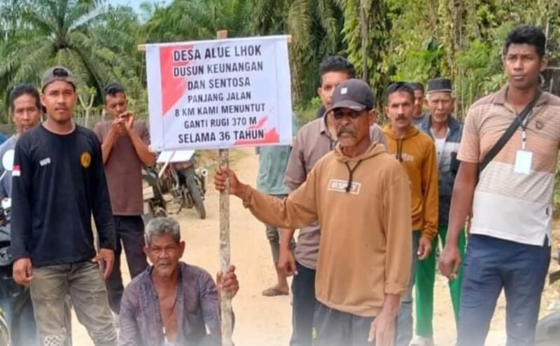 Puluhan warga bersama Serikat Petani Aceh Timur (SPAT) memasang spanduk penanda di sejumlah lokasi yang diklaim sebagai bekas fasilitas umum dan aset masyarakat yang kini dikuasai PT Bumi Flora di Kecamatan Banda Alam, Aceh Timur, Sabtu (7/2/2026).