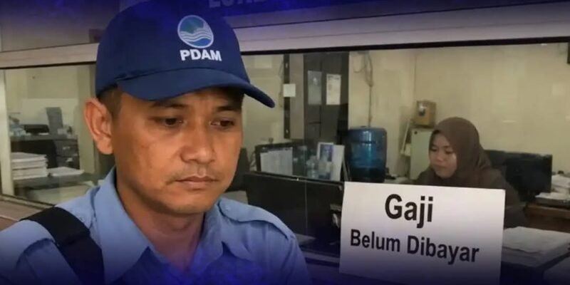 Karyawan PDAM Ie Beusare Rata Lhokseumawe menjalankan aktivitas kerja di tengah keterbatasan, meski mengaku sudah puluhan bulan tidak menerima gaji, Minggu (8/2/2026).