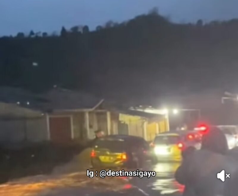 Genangan air menutupi badan Jalan Nasional Bener Meriah–Lhokseumawe di kawasan Kem Seni Antara, Bener Meriah, Minggu (8/2/2026), akibat hujan deras yang mengguyur wilayah tersebut. Pengendara diminta waspada saat melintas.