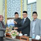 Juru Bicara Fraksi Gerindra DPRK Banda Aceh, Mehran Gara R, menyampaikan pandangan umum fraksi terhadap Rancangan Qanun APBK Tahun Anggaran 2026 dalam Rapat Paripurna DPRK Banda Aceh, Selasa (11/11/2025).